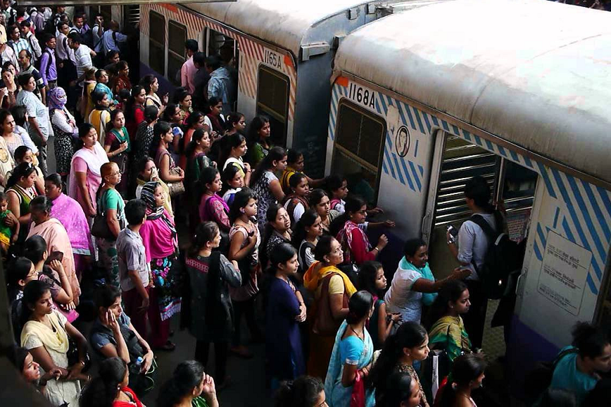 சென்னை கடற்கரை - செங்கல்பட்டு - திருமால்பூர் இடையே விரைவு ரயில் சேவை மீண்டும் தொடக்கம்! Electric-train-crowd